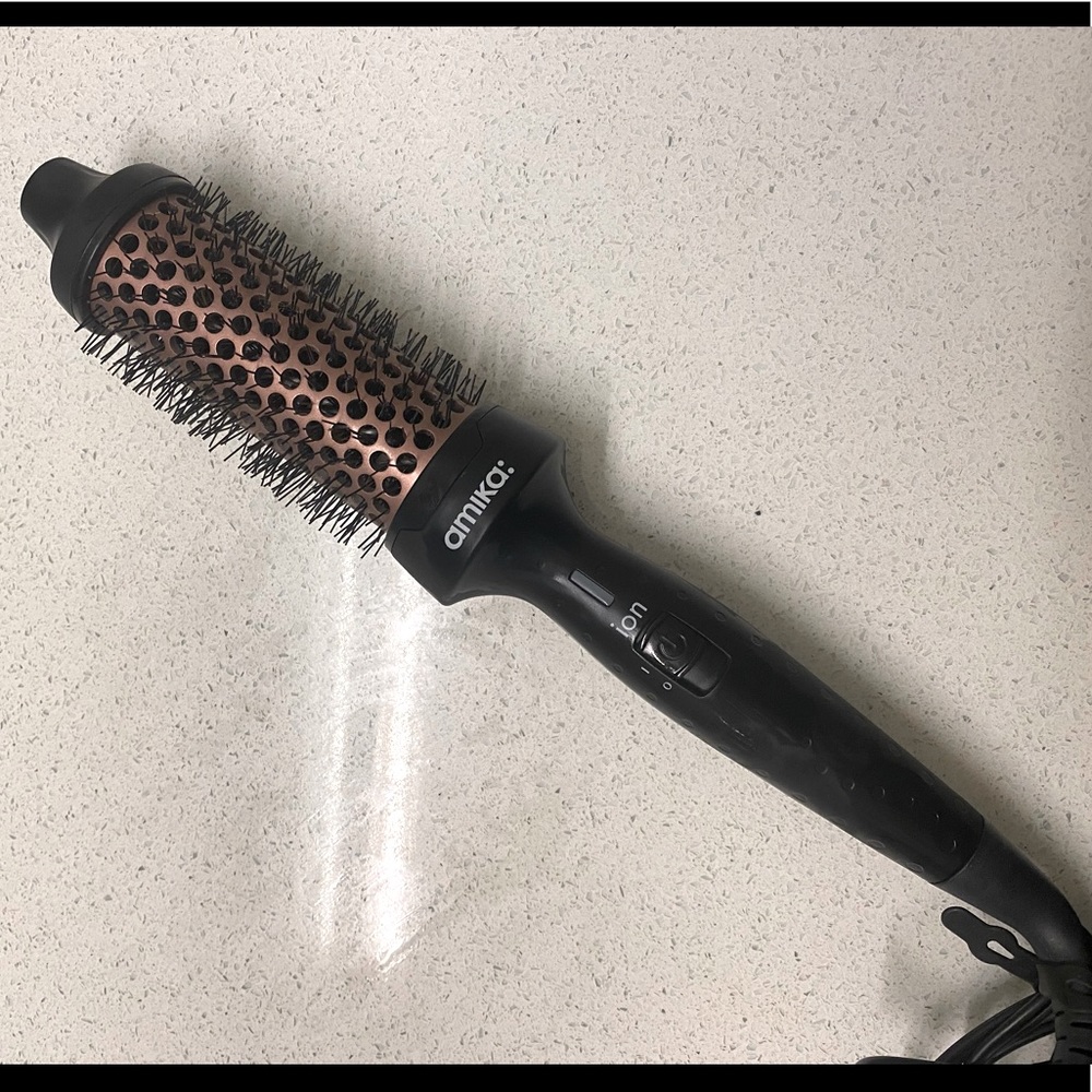 Amika Blowout Babe styling brush